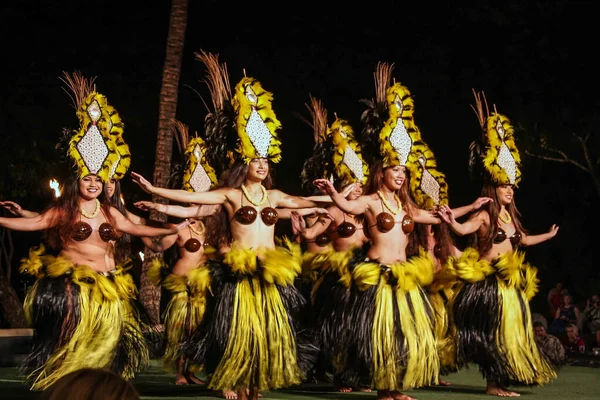 Hawaii, ABD 30 Ocak 2009 Hawaii dansçısı. Oahu 'da dans gösterisi. PCC, Hawai 'nin en yüksek ücretli üniversitesidir ve BYU öğrencilerini destekler..