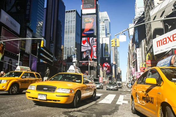 マンハッタン ニューヨーク 2011年2月20日 ニューヨーク市マンハッタンのタイムズスクエアでブロードウェイの黄色のタクシー看板や広告が点灯 — ストック写真