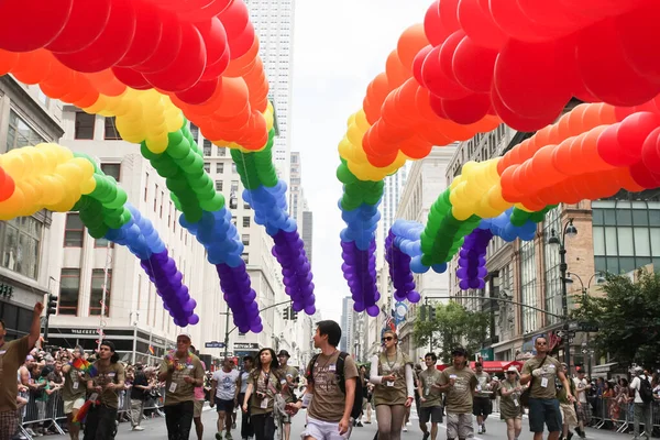 ニューヨーク州マンハッタン 2011年6月26日 ニューヨークの5番街で開催された2011ゲイ プライド パレードでカラフルな風船と虹の旗 — ストック写真