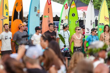OAHU, HI - 5 Aralık 2013: Eddie Aikau 'nun anısına düzenlenen 29. Geleneksel Quiksilver, Waimea Körfezi' nde düzenlenen büyük dalga sörf turnuvası. Turnuvaya yerli Hawaii 'li, şampiyon büyük dalga sörfçüsü Eddie Aikau' nun adı verildi..