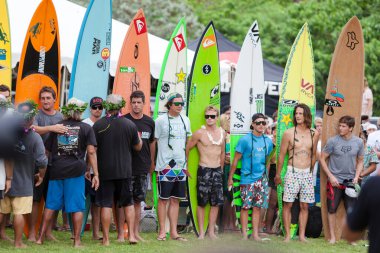 OAHU, HI - 5 Aralık 2013: Eddie Aikau 'nun anısına düzenlenen 29. Geleneksel Quiksilver, Waimea Körfezi' nde düzenlenen büyük dalga sörf turnuvası. Turnuvaya yerli Hawaii 'li, şampiyon büyük dalga sörfçüsü Eddie Aikau' nun adı verildi..