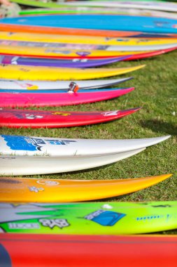 OAHU, HI - 5 Aralık 2013: Eddie Aikau 'nun anısına düzenlenen 29. Geleneksel Quiksilver, Waimea Körfezi' nde düzenlenen büyük dalga sörf turnuvası. Turnuvaya yerli Hawaii 'li, şampiyon büyük dalga sörfçüsü Eddie Aikau' nun adı verildi..