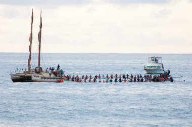 OAHU, HI - 5 Aralık 2013: Eddie Aikau 'nun anısına düzenlenen 29. Geleneksel Quiksilver, Waimea Körfezi' nde düzenlenen büyük dalga sörf turnuvası. Turnuvaya yerli Hawaii 'li, şampiyon büyük dalga sörfçüsü Eddie Aikau' nun adı verildi..