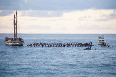 OAHU, HI - 5 Aralık 2013: Eddie Aikau 'nun anısına düzenlenen 29. Geleneksel Quiksilver, Waimea Körfezi' nde düzenlenen büyük dalga sörf turnuvası. Turnuvaya yerli Hawaii 'li, şampiyon büyük dalga sörfçüsü Eddie Aikau' nun adı verildi..