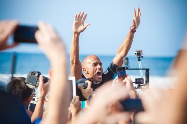 OAHU, HI - 14 Aralık 2013: Dünya Sörf Şampiyonu Kelly Slater, Hawaii 'nin kuzey kıyısındaki Billabong Boru Hattı Sörf Yarışması' nda sörf yaptı. 2013 Sörf Yarışması 'nın bir parçası..