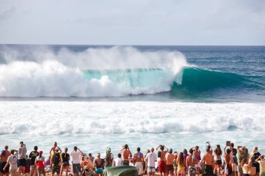 OAHU, HI - 14 Aralık 2013: Dünya Sörf Şampiyonu Kelly Slater, Hawaii 'nin kuzey kıyısındaki Billabong Boru Hattı Sörf Yarışması' nda sörf yaptı. 2013 Sörf Yarışması 'nın bir parçası..