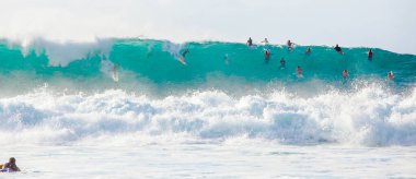 OAHU, HI - 14 Aralık 2013: Dünya Sörf Şampiyonu Kelly Slater, Hawaii 'nin kuzey kıyısındaki Billabong Boru Hattı Sörf Yarışması' nda sörf yaptı. 2013 Sörf Yarışması 'nın bir parçası..