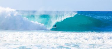 OAHU, HI - 14 Aralık 2013: Dünya Sörf Şampiyonu Kelly Slater, Hawaii 'nin kuzey kıyısındaki Billabong Boru Hattı Sörf Yarışması' nda sörf yaptı. 2013 Sörf Yarışması 'nın bir parçası..