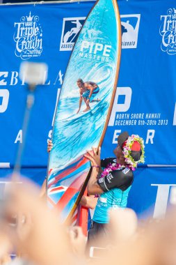 OAHU, HI - 14 Aralık 2013: John John Floransa, Hawaii 'nin kuzey kıyısındaki Billabong Boru Hattı Sörf Yarışması' nda ikinci sırada.