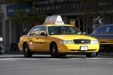 MANHATTAN, NY - 7 Kasım 2011: New York Times binası yakınlarındaki Manhattan sokaklarında sarı taksiler.