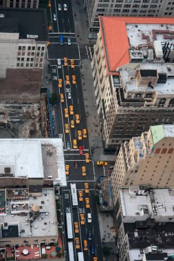 MANHATTAN, NY - 7 Kasım 2011: New York Times binası yakınlarındaki Manhattan sokaklarında sarı taksiler.