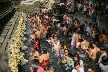 BALI, İNDONEZYA - 16 Nisan 2016: Kutsal kaynak suyu. Tirta Boş Tapınağı 'nda dua eden insanlar. Bali, Endonezya.