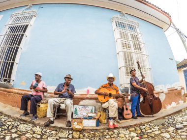 HAVANA, CUBA - 14 Şubat 2019: Havana 'daki eski bir kasabada sokak müzisyenleri. Küba müziği ve kültürü her yıl 2 milyondan fazla turisti çekiyor..