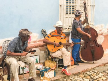 HAVANA, CUBA - 14 Şubat 2019: Havana 'daki eski bir kasabada sokak müzisyenleri. Küba müziği ve kültürü her yıl 2 milyondan fazla turisti çekiyor..