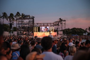 HONOLULU, HAWAII - 27 Mayıs 2013: Anma Günü Fener Yüzme Festivali Ala Moana Sahili 'nde merhum sevdiklerini onurlandırmak için düzenlendi.