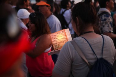 HONOLULU, HAWAII - 27 Mayıs 2013: Anma Günü Fener Yüzme Festivali Ala Moana Sahili 'nde merhum sevdiklerini onurlandırmak için düzenlendi.