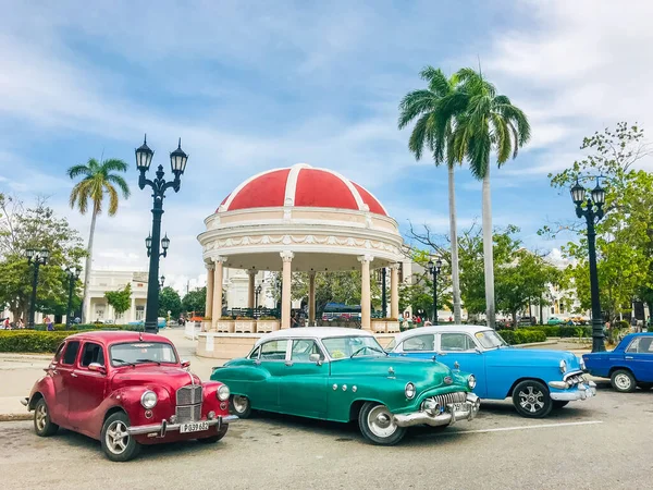 ハバナ キューバ 2015年1月3日 ハバナの通りに駐車していた古いアメリカ車 — ストック写真