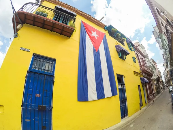 ハバナ キューバ 2月21 2019 大きなキューバの旗で旧ハバナの建物を崩壊させることによって裏返された通り — ストック写真