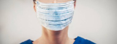 Koronavirüse karşı koruyucu maske takan doktor. Panorama Panorama Sağlık Ekibi Önleyici Teçhizat.