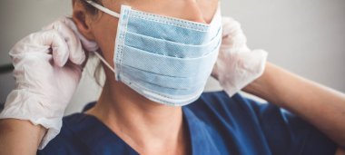 Koronavirüse karşı koruyucu maske ve lateks eldiven takan doktor. Panorama Panorama Sağlık Ekibi Önleyici Teçhizat.