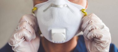Koronavirüse karşı koruyucu maske ve lateks eldiven takan doktor. Panorama Panorama Sağlık Ekibi Önleyici Teçhizat.