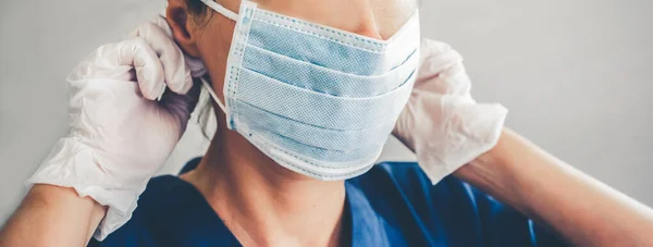 Médico Usando Máscara Protetora Luvas Látex Contra Coronavírus Banner Panorama — Fotografia de Stock