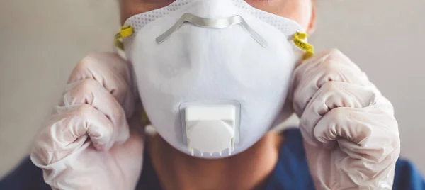 Médico Usando Máscara Protetora Luvas Látex Contra Coronavírus Banner Panorama — Fotografia de Stock