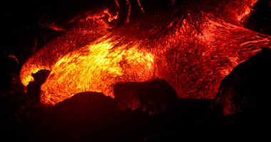 Okyanus dalgaları kayalara ve akan lavlara sıçrarken, Hawaii 'nin Büyük Adası' ndaki Pasifik Okyanusu 'na akan erimiş lav.