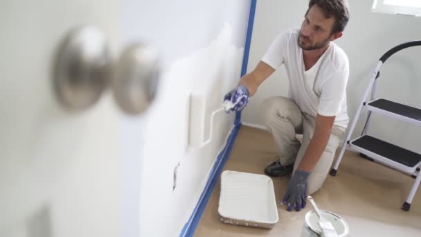 Pintor Homem Pintando Parede Casa Com Rolo Pintura Tinta Cor — Vídeo de Stock