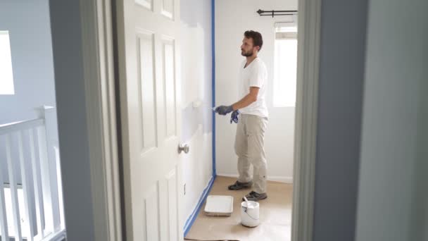 Pintor Homem Pintando Parede Casa Com Rolo Pintura Tinta Cor — Vídeo de Stock