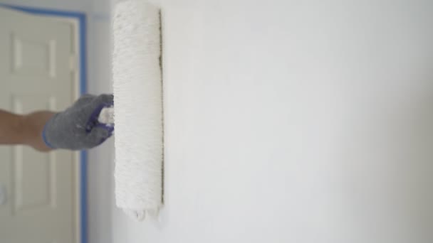 用白色油漆滚筒粉刷房屋墙壁的画家 — 图库视频影像