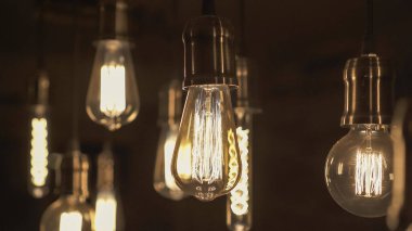 Tavandan sarkan klasik tip ampuller. Evdeki dekoratif ışıklar. Eski Edison ampulü.