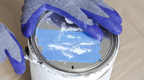Handschuh Öffnet Eine Dose Mit Weißer Farbe Mit Dosenöffner Bevor — Stockfoto