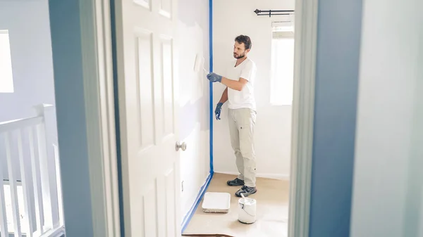 Schilder Man Schilderen Van Muur Huis Met Verfroller Witte Kleur — Stockfoto