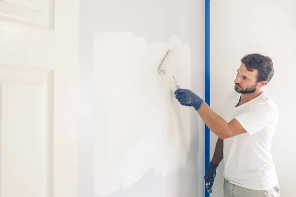 Malíř Muž Malování Stěny Doma Malířským Válečkem Bílou Barvou Renovace — Stock fotografie