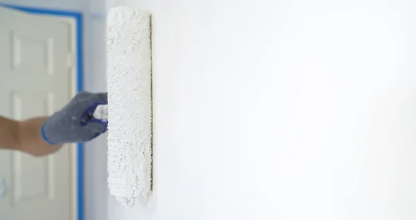 Maler Bemalt Eine Hauswand Mit Einem Weißen Farbroller — Stockfoto