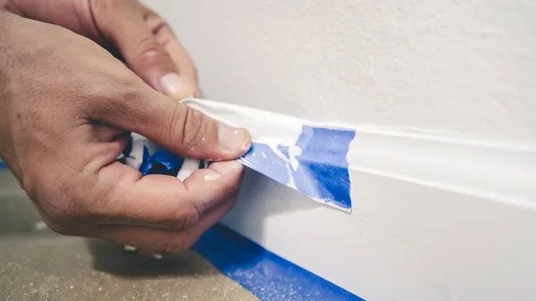 Eltávolítom Ragasztószalagot Formázásról Egy Festő Előveszi Kék Festő Ragasztószalagját Falból — Stock Fotó