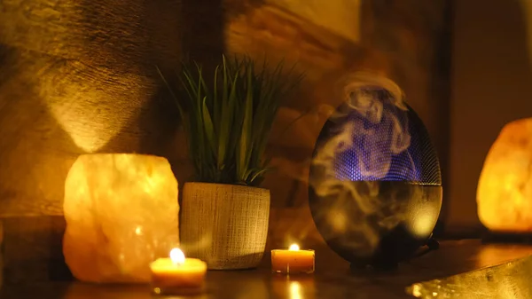 Aromatyczna Lampa Dyfuzyjna Oleju Elektrycznego Świece Drewnianym Stole Pokoju Aromaterapia — Zdjęcie stockowe