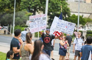 1 Mayıs 2020: Hawaii Rallisini Yeniden Açın, Coronavirus COVID-19 'un Hawaii Eyaleti Kongre Binası' nda kapanması sırasında işletmeleri yeniden açma protestoları