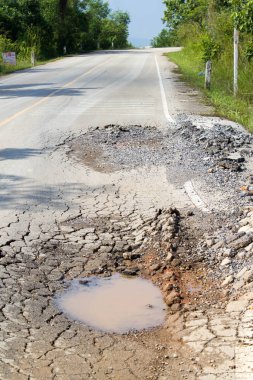 Tayland eski kırık yerel yolda su birikintisi
