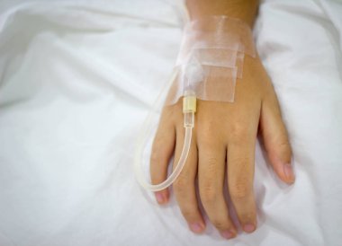 genç kız yandan tuzlu çözüm yakın çekim
