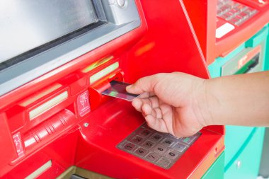 Erkek el işadamı kredi kartı atm ekler. 