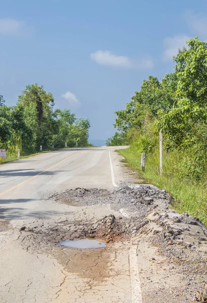 Pfütze Auf Alter Maroder Ortsstraße Von Thailand — Stockfoto