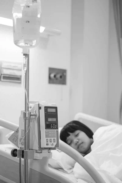 病院のベッドで病気 Gril — ストック写真