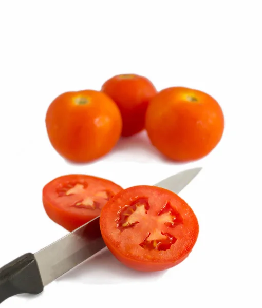 Messer auf Tomaten — Stockfoto