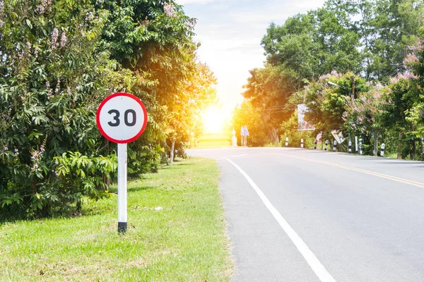 Verkehrsschild mit Geschwindigkeitsbegrenzung — Stockfoto