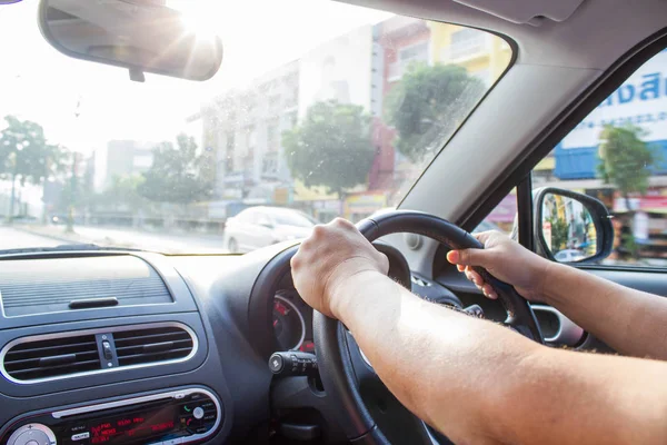 Mann fährt Auto — Stockfoto