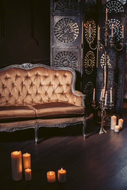 Lüks koltuk modern bir iç dekoru ve mumlar ile dekore edilmiş