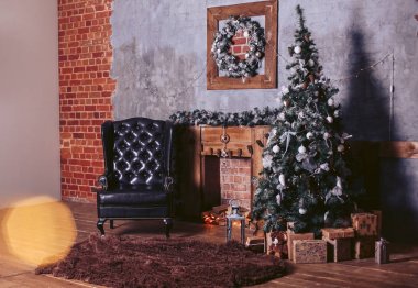 Koyu renkler, Noel için hediye kutuları Noel ağacının altında ile dekore edilmiş odalarda güzel modern tasarım