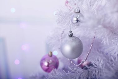 Oyuncak yakın çekim ile süslenen Noel ağacı,
